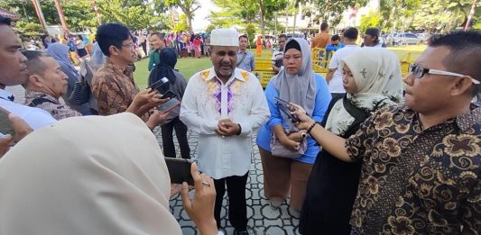 Bupati Karimun Aunur Rafiq didampingi oleh Kepala Dinas Lingkungan Hidup Kabupaten Karimun, Rita saat menyerahkan bantuan berupa 8 unit kendaraan bermotor roda 3 untuk mengangkut sampah.