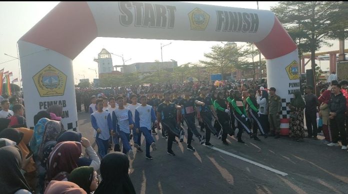 Kostum Unik, Ratusan Peserta Antusias Ikuti Lomba Gerak Jalan