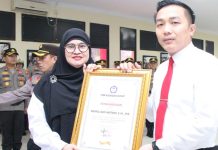 Kasat Reskrim Polresta Barelang Terima Penghargaan Reaksi Cepat Perlindungan Perempuan dan Anak Kasat Reskrim Polresta Barelang Terima Penghargaan Reaksi Cepat Perlindungan Perempuan dan Anak
