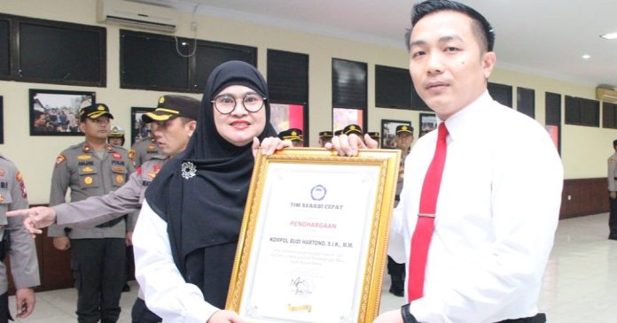 Kasat Reskrim Polresta Barelang Terima Penghargaan Reaksi Cepat Perlindungan Perempuan dan Anak