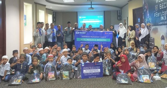 Foto bersama pengurus MTXL Axiata dan DT Peduli Sumut dalam program "Merdeka Beramal".