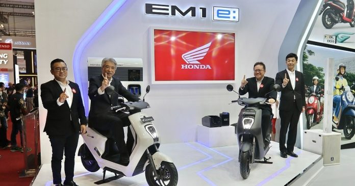 Jawab Penantian Konsumen, AHM Lakukan Soft Launching Sepeda Motor Listrik Honda EM1 e: di Ajang GIIAS Jawab Penantian Konsumen, AHM Lakukan Soft Launching Sepeda Motor Listrik Honda EM1 e: di Ajang GIIAS
