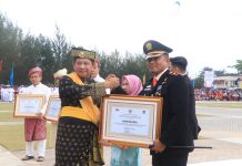 Kakansar Natuna Terima Penghargaan Gubernur dan Diserahkan Mendagri Kakansar Natuna Terima Penghargaan Gubernur dan Diserahkan Mendagri