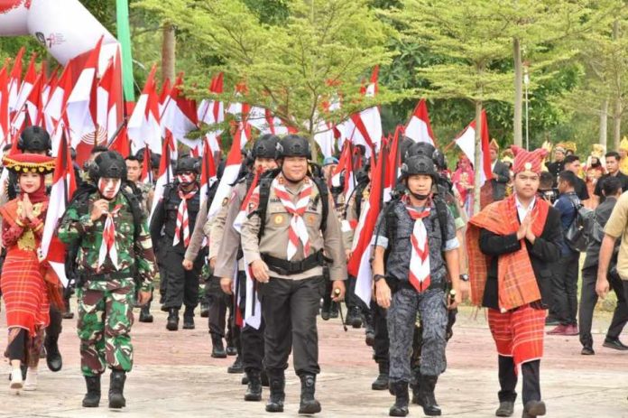 Kapolda Kepri Laksanakan Kirab Kebangsaan dan Kibarkan 78 Bendara Merah Putih