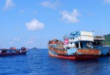 Kejari Natuna Bakar dan Tenggelamkan Empat Unit Kapal Berbendera Vietnam Kejari Natuna Bakar dan Tenggelamkan Empat Unit Kapal Berbendera Vietnam