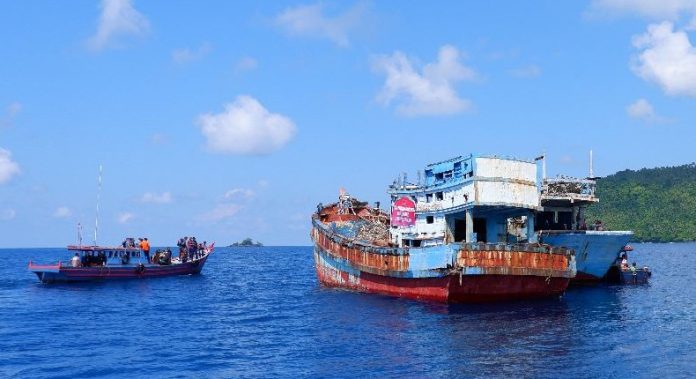 Kejari Natuna Bakar dan Tenggelamkan Empat Unit Kapal Berbendera Vietnam 1 Kejari Natuna Bakar dan Tenggelamkan Empat Unit Kapal Berbendera Vietnam