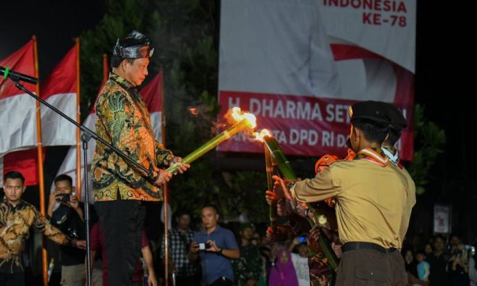 Mendagri RI Tito Karnavian Lepas Pawai Obor di Pantai Piwang Natuna Mendagri RI Tito Karnavian Lepas Pawai Obor di Pantai Piwang Natuna