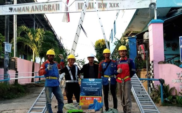 PLN Batam Menindaklanjuti Penataan dan Perbaikan Kabel Semrawut PLN Batam Menindaklanjuti Penataan dan Perbaikan Kabel Semrawut