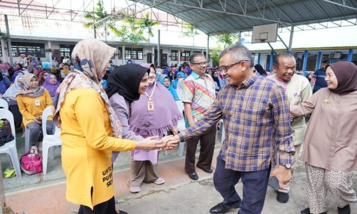 Sekda Jefridin dan Kader Posyandu Sekupang
