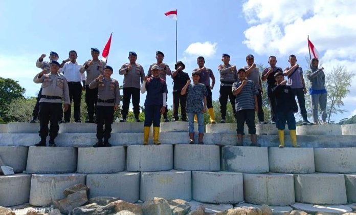 Tim Polres Bintan Kibarkan Bendera Merah Putih di Pulau Terluar Tim Polres Bintan Kibarkan Bendera Merah Putih di Pulau Terluar