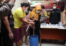 Miris Juga, Lihat Tersangka Ibu-ibu Ikut Musnahkan 842.43 Gram Sabu di Polda Kepri Ditresnarkoba Polda Kepri pada hari ini melakukan pemusnahan barang bukti narkotika jenis Sabu