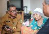 Sekda Jefridin Jenguk Nenek Halimah, Berikan Dukungan Dan Motifasi Agar Cepat Sehat