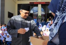 Pemda Pasaman Gelar Senam Massal, Bupati H.Benny Utama Hibur anak- anak Dengan Traktir Makanan