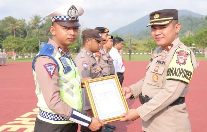 Wakapolres Lingga Pimpin Upacara Pemberian Penghargaan