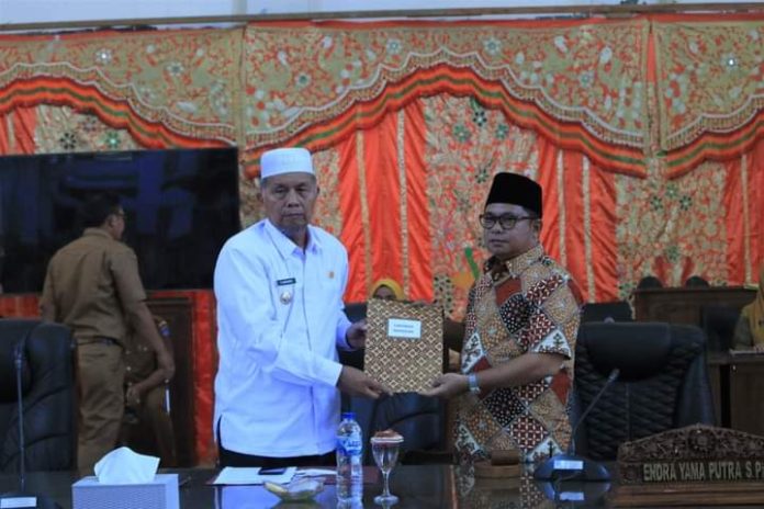 Bupati Hamsuardi Sampaikan Jawaban Laporan Banggar DPRD Terhadap KUA PPAS APBD Pasbar Tahun Anggaran 2024