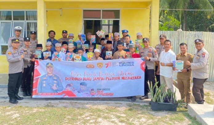 Polsek Daik Distribusikan Buku ke Pondok Pesantren Baitul Mukhlasin Desa Musai Lingga