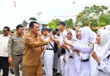 Gubernur Ansar Senang Disambut Aktrasi Siswa SMKN 5 Batam Resmikan Gedung, Gubernur Ansar Senang Disambut Aktrasi Siswa SMKN 5 Batam