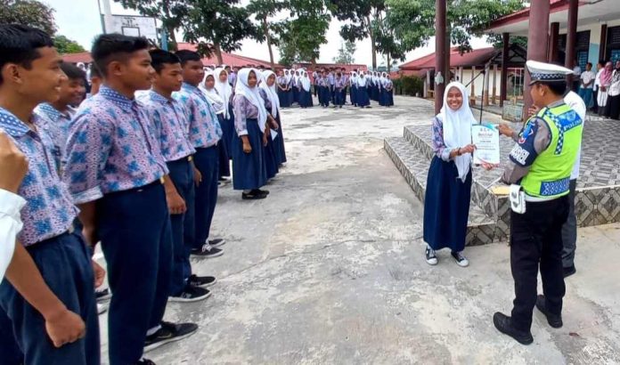 Tim Operasi Zebra Seligi 2023 Sosialisasi Keselamatan Berlalulintas di SMP Gesek Bintan Tim Operasi Zebra Seligi 2023 Sosialisasi Keselamatan Berlalulintas di SMP Gesek Bintan