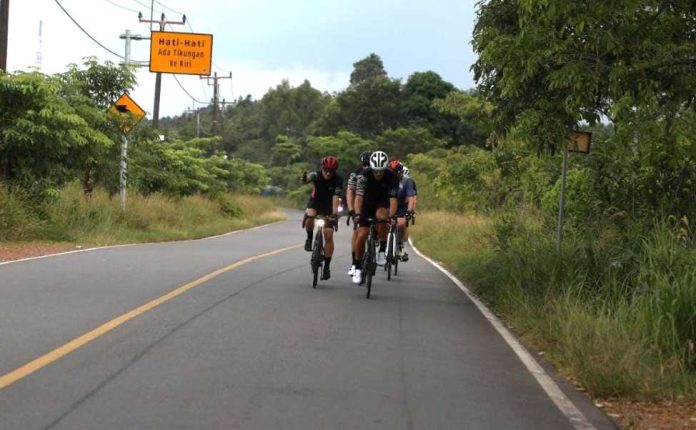 Turis Mancanegara Bersepeda Santai Jalan Raya Rempang