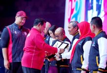 Prabowo Wakili Presiden RI Joko Widodo Serahkan Penghargaan Prestasi Menpora RI ke Gubri Syamsuar