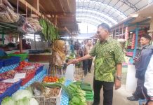 Pemda Natuna Antisipasi Kelancaran Distribusi Pangan Musim Utara 2023 Bupati Natuna meninjau pasar Natuna