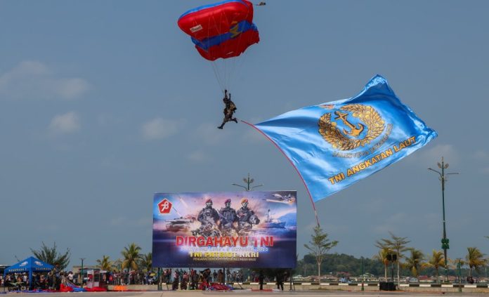 Aktrasi dan Defile Warnai Upacara HUT ke-78 TNI Tingkat Kepri Aktrasi dan Defile Warnai Upacara HUT ke-78 TNI Tingkat Kepri