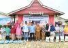 Gubernur Ansar Serahkan Bantuan Sosial Bagi Warga Kavling Lama Kota Batam