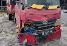 Seniman Mural Kritis, Usai Alami Kecelakaan di Tanjungbatu Karimun Mobil dump truck Toyota