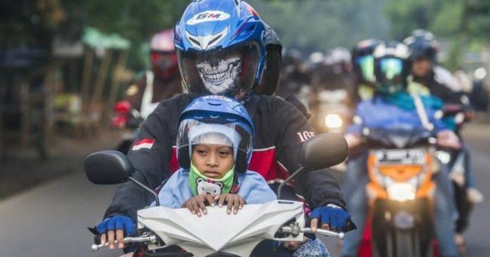 Apakah Boleh Bonceng Anak di Depan saat Mengendarai Motor