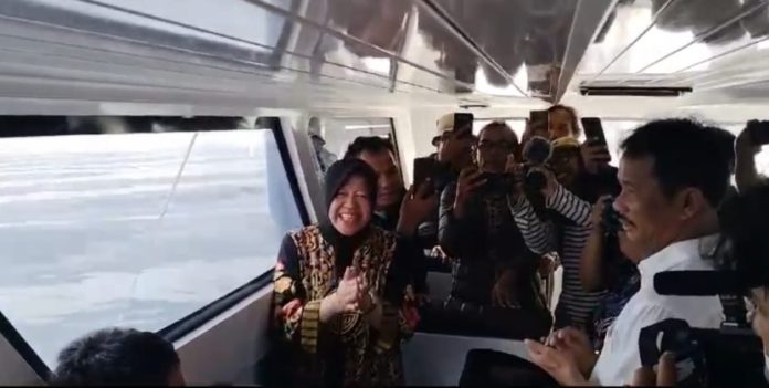 Mensos Tri Risma Rayakan Ultah Walikota Batam di atas Kapal