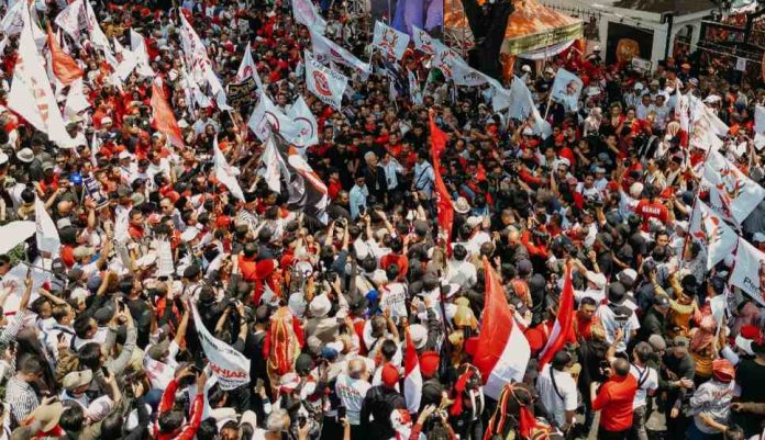 Semarak Arak-arakan Pasangan Capres Alumni UGM Anies-Imin vs Ganjar-Mahfud ke Kantor KPU 2 Semarak Arak-arakan Pasangan Capres Alumni UGM Anies-Imin vs Ganjar-Mahfud ke Kantor KPU, Alumni Kampus Lain Kapan jadi Bacapres?