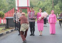Upacara Farawell dan Tradisi Pedang Pora Iringi Penyambutan dan Pelepasan Kapolres Lingga