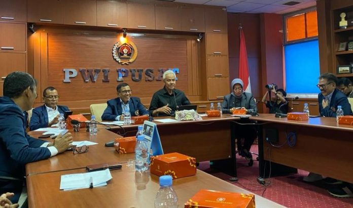 Capres Ganjar Pranowo Penuhi Undangan PWI Pusat: Apa Motif Perangkat Desa Jadi Wartawan