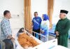 Sekda Jefridin Beserta Istri Jenguk Pelatih PSHT yang Dirawat di RS mutiara Aini