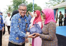 Kelurga Penerima Manfaat Program Keluarga Harapan Kelurahan Setokok 317 Paket Sembako Gratis