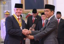 Makna Bintang Jasa Pratama Bagi Presiden FIFA Giovanni Vincenzo Infantino Presiden Fifa terima penghargaan dari Presiden Jokowi