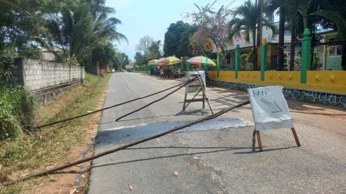Warga Pasang Polisi Tidur di Jalan SMP 11 Tanjunguban Warga Pasang Polisi Tidur di Jalan SMP 11 Tanjunguban
