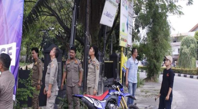 Gandeng Satpol PP Pekanbaru, Bawaslu Kota Pekanbaru Tertibkan Alat Peraga Kampanye Gandeng Satpol PP Pekanbaru, Bawaslu Kota Pekanbaru Tertibkan Alat Peraga Kampanye