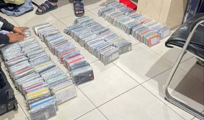 BC Batam Amankan Ratusan Iphone dari VIP Bandara Hang Nadim BC Batam Amankan Ratusan Iphone dari VIP Bandara Hang Nadim