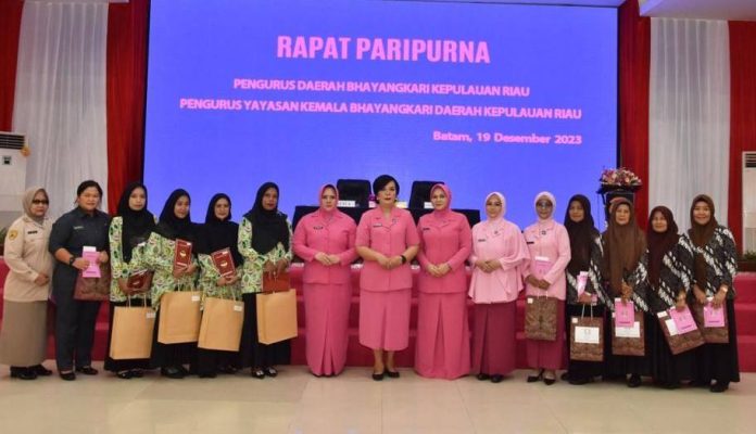 Sertijab PD Kemala Bhayangkari Kepri dari Ny Imelda Tabana ke Ny Retno Dewi Yan Fitri