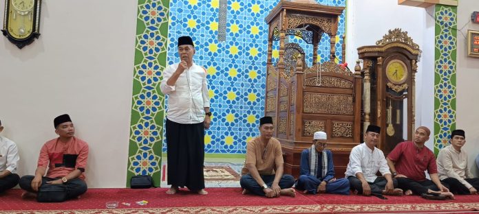 Serahkan Sajadah untuk Masjid Al-Muhajiddin