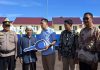 Bupati Natuna Secara Simbolis Serahkan Kunci Rumah Pada Korban Longsor Serasan