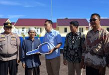 Bupati Natuna Secara Simbolis Serahkan Kunci Rumah Pada Korban Longsor Serasan