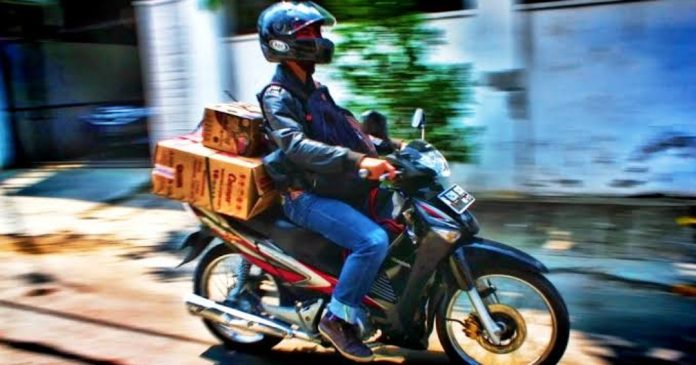 Tips Aman Mengendarai Sepeda Motor saat Membawa Barang
