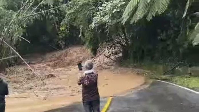 Jalan Lintas Sumbar ke Riau di Kelok 17 Pangkalan Putus Total
