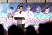 Kepala BP Batam Serahkan 1.960 Sertifikat Kampung Tua Tanjungsengkuang Kepala BP Batam Serahkan 1.960 Sertifikat Kampung Tua