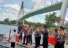 Wakapolresta Barelang Bagi Life Jacket ke Nelayan Boat Pancung di Jembatan 1 Barelang Wakapolresta Barelang Bagi Life Jacket ke Nelayan Boat Pancung