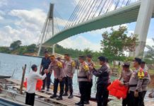 Wakapolresta Barelang Bagi Life Jacket ke Nelayan Boat Pancung di Jembatan 1 Barelang Wakapolresta Barelang Bagi Life Jacket ke Nelayan Boat Pancung