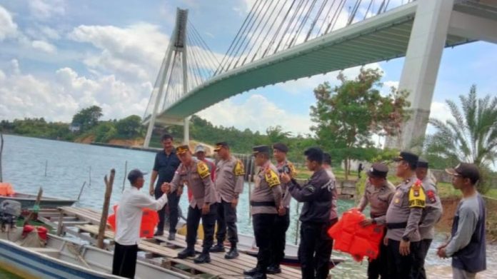 Wakapolresta Barelang Bagi Life Jacket ke Nelayan Boat Pancung