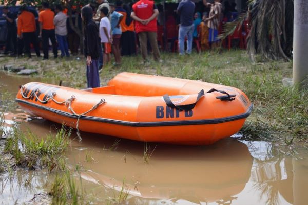 BPBD Provinsi Riau Distribusikan 12 Perahu Karet untuk Evakuasi Korban Banjir BPBD Provinsi Riau Distribusikan 12 Perahu Karet untuk Evakuasi Korban Banjir